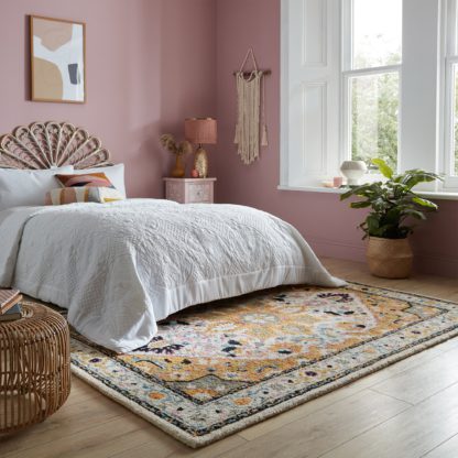 8c72067216b2f8d606fe0b38c10d222768ab7931d3cb15f3a94a8bf0f0655cb4.jpg An Image of Dahlia Traditional Wool Rug Yellow