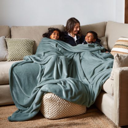 a4ac7c06bd448c51d4e1a5509d5811416db8033eb5cc03e3e24a26a1c0ddaa74.jpg An Image of Supersize Family Snuggle Throw Chateau Grey