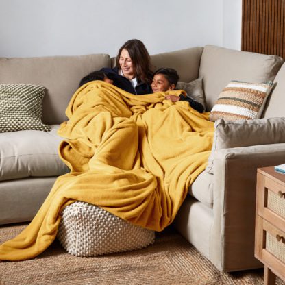 ace014a601a7a62304167102536cb54eb9482fffd22e0d9cf6939d9061881fd1.jpg An Image of Supersize Family Snuggle Throw Chateau Grey