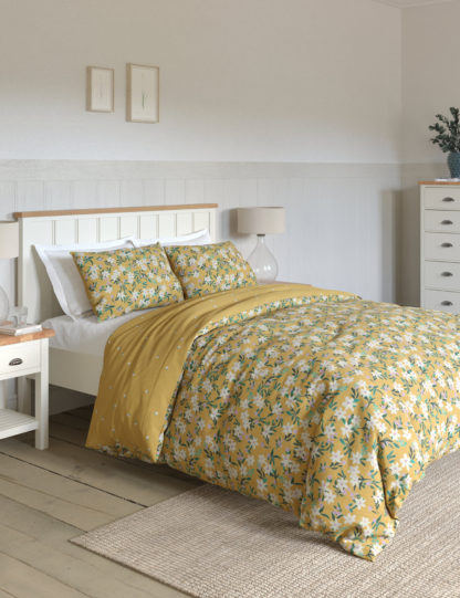 63b708df90fefe5dfcd2c29aa5a483e05632366b115e03800594c14cb588daf4-2.jpg An Image of M&S Cotton Blend Daisy Print Bedding Set