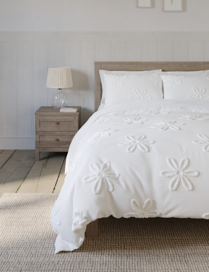 8811d7515389de9debb4c962f03f99ee522aa5dfb46a0c28c84851766d8c29f7-3.jpg An Image of M&S Pure Cotton Tufted Floral Bedding Set
