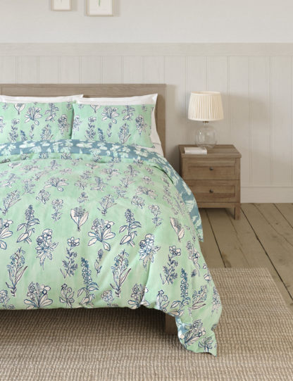 c7bd77bc6100b5dc788098d89c41c24b799ea3595451c980984328a414721a6b-1.jpg An Image of M&S Pure Cotton Botanical Floral Bedding Set