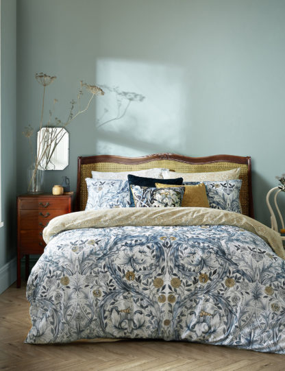 06ae5f31eb24cb3d0fe88ab397a76d21eb3abf292b938e831a973bd14c5f730c-1.jpg An Image of William Morris At Home Pure Cotton African Marigold Bedding Set