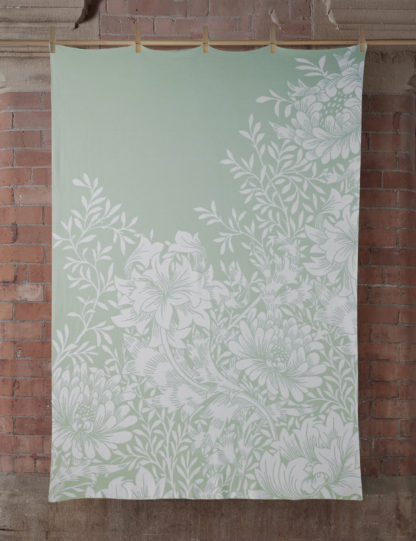099774802b9c22a084a92e4b94a98b2c9943ba60de1b1a85f49aad3d181d264b.jpg An Image of William Morris At Home Pure Cotton Chrysanthamum Throw