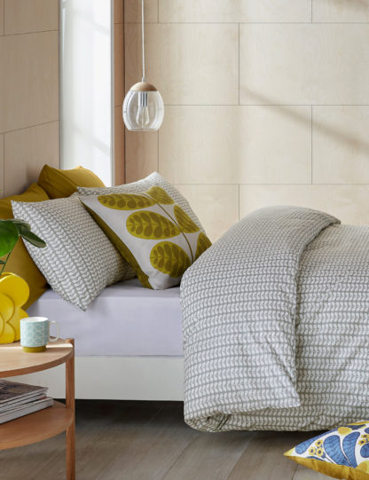 288ef84dc5bdd14242a0472e838f6e780944292c592e71a431af263f5dc6fa91-1.jpg An Image of Orla Kiely Pure Cotton Tiny Stem Duvet Cover
