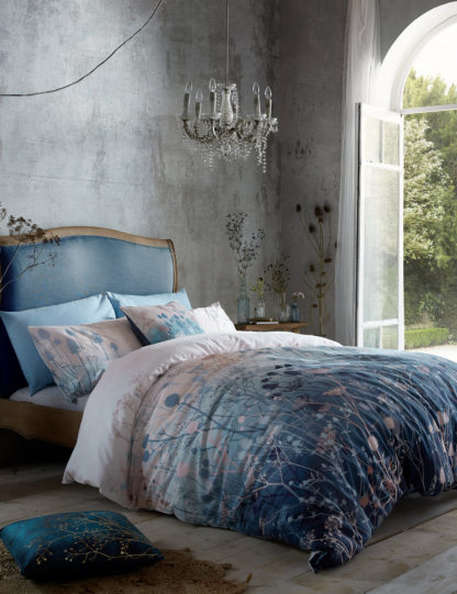 7273f57ce1aa72e6914430c56ee44efb565d63cc6f5247d0ac524d0743ce8e83-3.jpg An Image of Clarissa Hulse Pure Cotton Tanias Garden Bedding Set