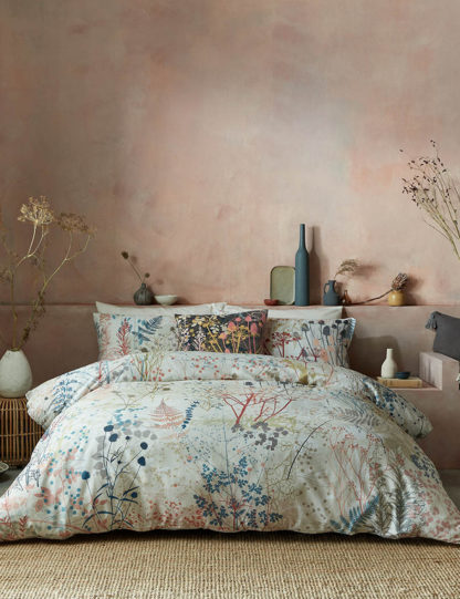 9e77d4c6876f0ae3653355ad29c42d4dc39246c319cb914d6addbdf8395556f8-2.jpg An Image of Clarissa Hulse Pure Cotton Sateen Serendipity Bedding Set