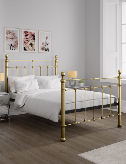 c37c2d3ab9dc8d04b4a0661556a20de41326bc8a5e3514d00406ed9ab1da90bd.jpg An Image of M&S Castello Bed