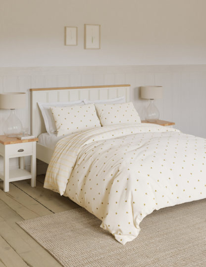 2e919da0539f4047b7c5a1191e0f2c943d80ea03eecff883427f570a644ce1af-2.jpg An Image of M&S Cotton Blend Bee Striped Bedding Set