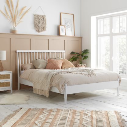 36c8327d412c5b82a798102396589af5757d0c92d851e0f5d32dcdf305706e70.jpg An Image of Spindle Wooden Bed White