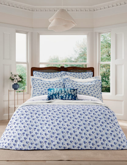 6de29112bd83bca26d850b24cf72fe5b2823fb1b565c4a60bcc0990657d1d525-2.jpg An Image of V&A Pure Cotton Percale Swanwick Duvet Cover