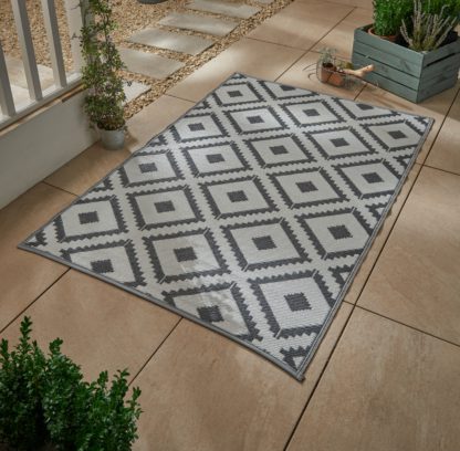 8feeb26e8e57f406e0201b2d9c12217b2b54d7b1f2ae7628e00318a13c8e6b57.jpg An Image of Maroc Geo Plastic Outdoor Mat Black