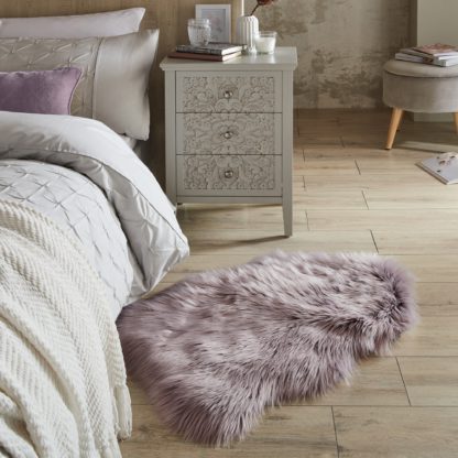 1f080bd6600bdd4a91bb16be3314272331e9ac48fac8b1a221075bb2755371cd.jpg An Image of Tipped Faux Fur Pelt Rug Sage