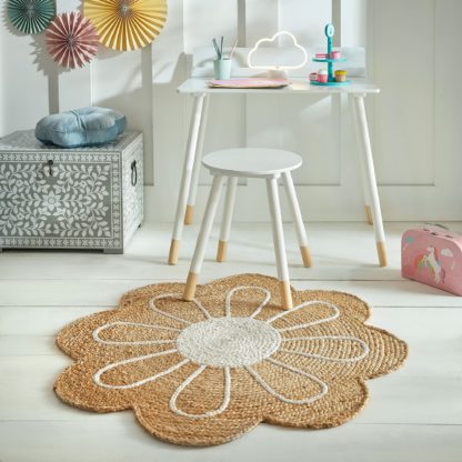 48652f82f24e694f30423fa13511100caf732dd26c7afac64295cb3172d65beb.jpg An Image of Jute Flower Rug Natural