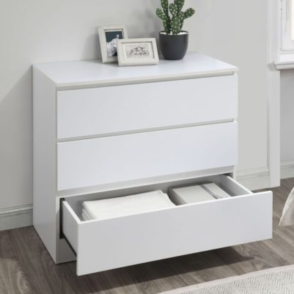 5feea99a530da9e87803b960bbfe4950a58ec0059dfa4cfe3303e1d60dd99b6e.jpg An Image of Oslo - 3 Drawer Chest of Drawers - White - Wooden