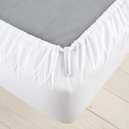 6eae3fe09c118335fc4e59c90cc0237142c59db9373377bbfb7d9e048ee6f701.jpg An Image of Pure Cotton Toggled Fitted Sheet White