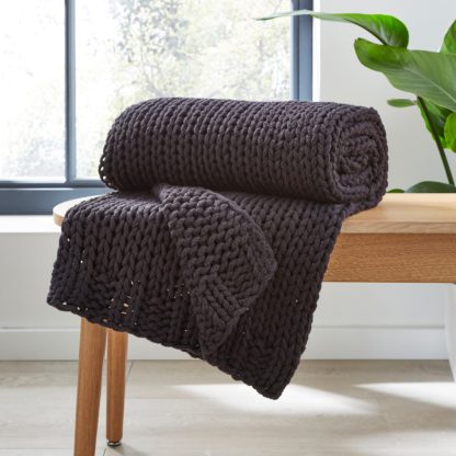 8ed774fa44da594cc7eb9ab1d00f35d2e167aabd7ed2ff069b77ef4ef58f13e5.jpg An Image of Chunky Knit Recycled Throw 130cm x 170cm Black