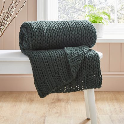 c0fea13cc6f85e6995c2e3892bd35f60870ed24e5f9be04bff838a099876e409.jpg An Image of Chunky Knit Recycled Throw 130cm x 170cm Black