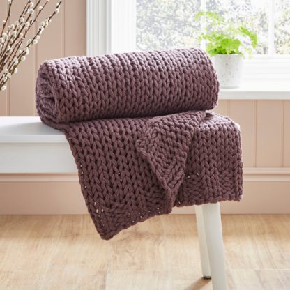 f4b6957000e4bfd121433ec798055a595cb96d16b66bf2c409c37ad13d4a2b7e.jpg An Image of Chunky Knit Recycled Throw 130cm x 170cm Black