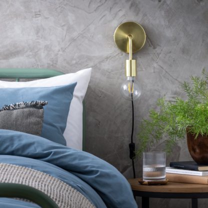 33ceff18208526eb925c94c8a7d73a0be426fc3c61dc3269f597ce915c2f9660.jpg An Image of Habitat Rayner Steel LED Plug in Wall Light - Brass
