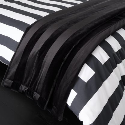 46a3b5cdf341833709718f022cb025b4bd8af9a34577090c7c6e88f135e1576f.jpg An Image of Style Sisters Velvet Stripe Throw Black