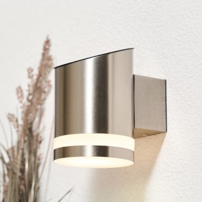0931bbeb60b34cbdfaec5fcab8155666eca2035ea48e4392a58a932d32306937.jpg An Image of Coniston LED Down Solar Wall Light - Stainless Steel