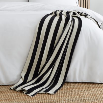 447ac6f7dc7a3f9922e757655c91f4bd0ce98092d30f4344cdb0059146f0b0ef.jpg An Image of Style Sisters Knitted Cube Throw White