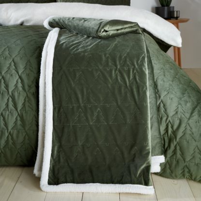a60f68bafc08d2722061ad835e832b6fbb5ead6783e9e779a1d015a8d9eea3de.jpg An Image of Catherine Lansfield Cosy Soft Christmas Tree Blanket Throw 180cm x 200cm Green