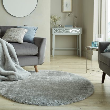 12137d959528b64ca93b92eb3ecbe21518658709817a3bab13bfdf04a0f7cba8.jpg An Image of Indulgence Round Shaggy Rug Cream