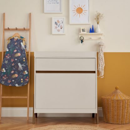 1157daa45941ce9f0995db835141d588df4a09c77595a7baafcbacbe77b60aaf.jpg An Image of Tutti Bambini Fuori Chest Changer White