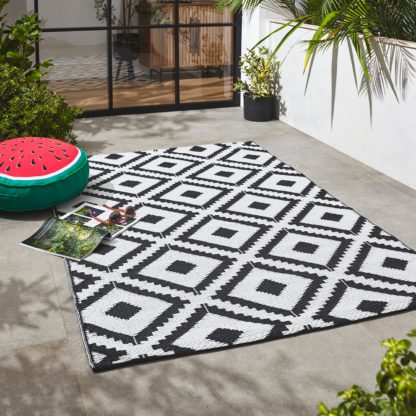 e4bd1faa966793e9df4f8960a293f37cd0745251b46dc2514f06e54e1fc1457c.jpg An Image of Maroc Geometric Indoor Outdoor Plastic Rug Black and White