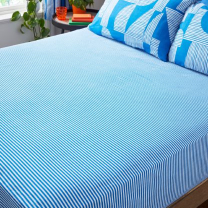 7e526777188681b1fc854ab9f14bb54c2959eaacb665aad3934b1f78104e4f01.jpg An Image of Elements Stripe 100% Cotton Fitted Sheet Blue
