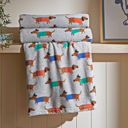 0211f7475bd51cb2fee67358acbcc789f47173fd321186fced7d10fa1609f771.jpg An Image of Sam the Sausage Dog Throw 130x170cm Grey