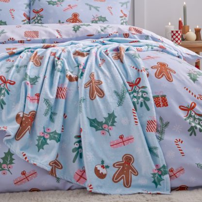 14f079bea469810b798142fb01966606c3583e3565fe389597e51ba8e4b24b7f.jpg An Image of Catherine Lansfield Gingerbread Fleece Throw 130cm x 170cm Blue