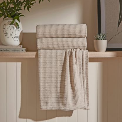 231094b66b337fa956f94bb01c3cd626db73147b9caf0338af0ae90074513fc1.jpg An Image of Mini Grid Fleece Throw 130cm x 180cm Emerald