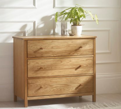 999a8ee555ca2e9f9a2019ee81f5a864190f3c5258e5fbac85ef225a89983f60.jpg An Image of Coxmoor – 3-Drawer Chest of Drawers – Oak – Wooden - Happy Beds
