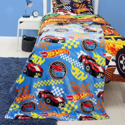 cbca865feeb2af9e16334fadbe33b51d839e0c89a53ad7980c73fd8a13ef282e.jpg An Image of Hot Wheels Flame Fleece Blanket Blue